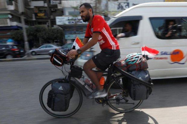 Mohamed Nufal đã trải qua quãng đường khoảng 5.000km trên chiếc xe đạp để tới Nga tham dự World Cup 2018.