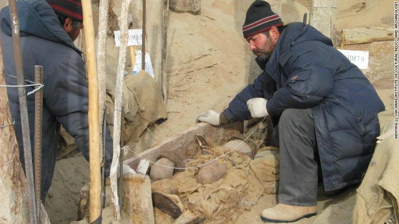Nguồn gốc của các xác ướp từ lâu đã gây ra tranh cãi trong giới khảo cổ học.