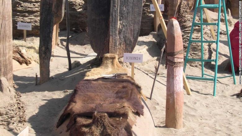 Xác ướp được chôn trong những chiếc thuyền có mái chèo và được che phủ bằng một lớp da súc vật.